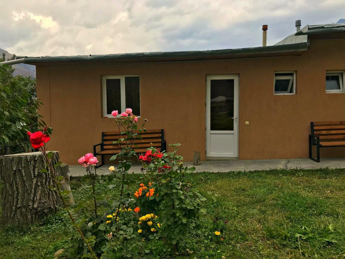 Piligrim Kazbegi Otel Dış mekan fotoğraf